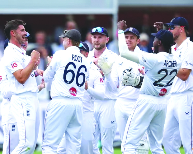 England take full control as Pakistan crumble
